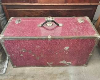 1960-70 pink metal trunk VGC