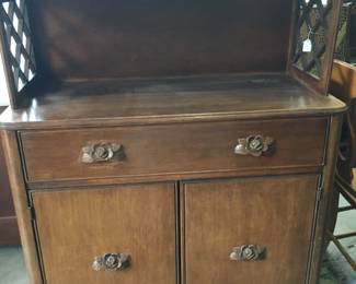 Early 1900s dresser/buffet w/shelf