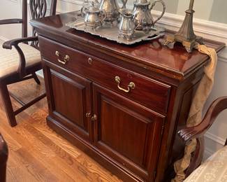 Beautiful Davis Cabinet flip out buffet.  Top extends to 80 inches for conveinient serving.  Closed measurements are 40wx33hx17d
