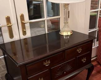 Great occasional table in very good condition.