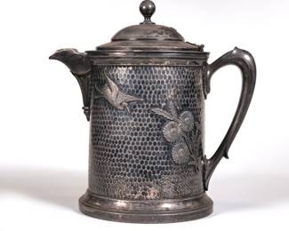 IMPRESSIVE MERIDEN SILVERPLATE TANKARD | Hammered with applied decorations of swans and flowers - l. 10 x h. 11 in.
