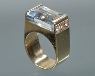 ESTHER GALLANT AQUAMARINE & 14K GOLD RING | Having a rectangular modified cut aquamarine in a 14k gold setting signed "ESTHER GALLANT"
11.7g
