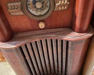 Antique Zenith floor console tube radio.