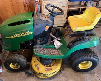 John Deere L110 riding lawn tractor. NOTE: Needs work.
