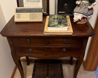 End table/nightstand.