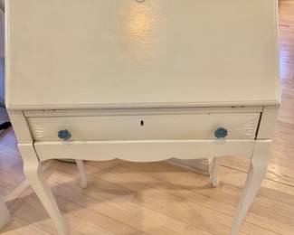 $160 - Adorable vintage desk