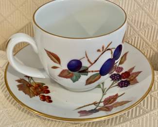 $40 - 6 Evesham teacups and saucers