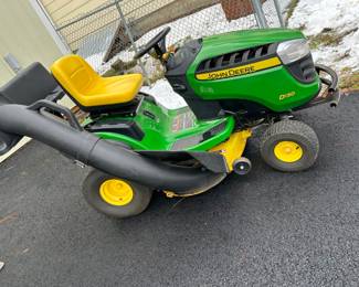 John Deere D 130 with bagger 68 hours