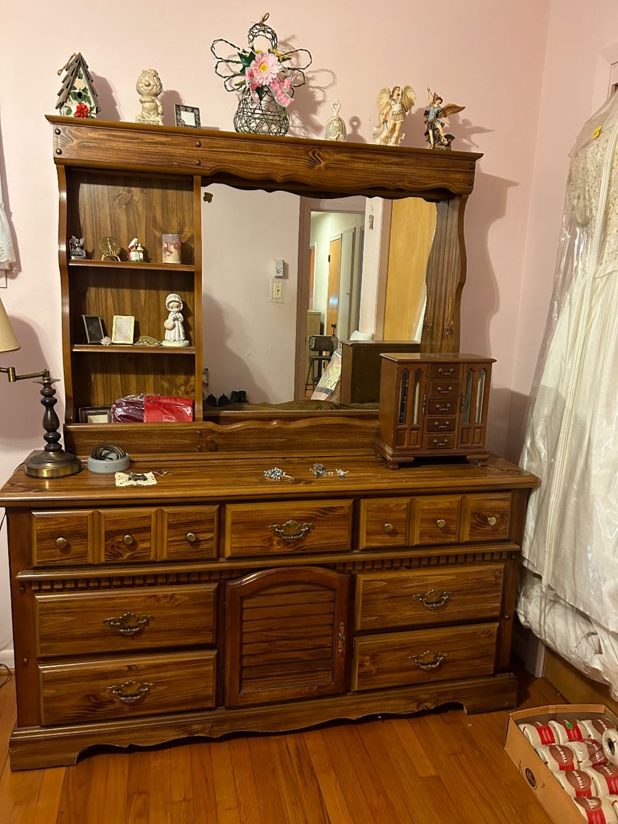 Estate Sale By Collectors Alley in Rosenberg, TX starts on 12/7/2023