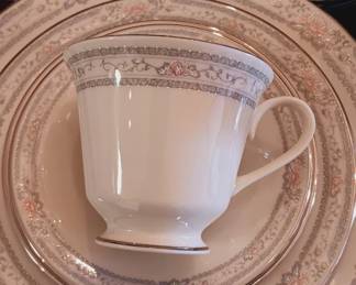 Lenox "Charleston" service for 8...