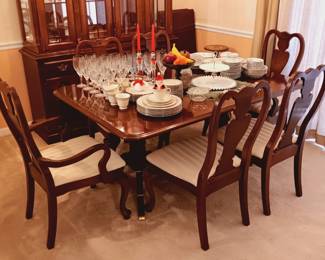 Broyhill Furniture two pedestal dining table with 2 leaves and 6 chairs...