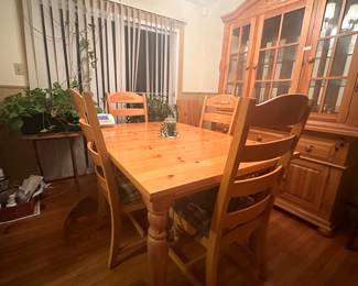 Pine dining room table with 4 chairs & leaf. 