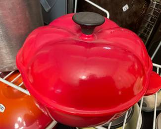 Le Creuset tomato casserole 2.25 qt. lidded pot