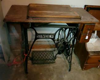 Singer sewing machine wooden top and iron base. Great for decorating a room