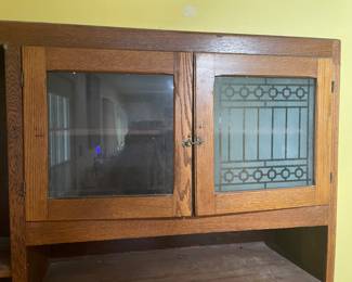 closer look at top of cabinet 