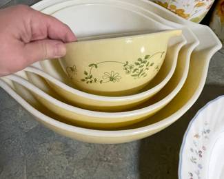 set of very vintage pyrex bowls 