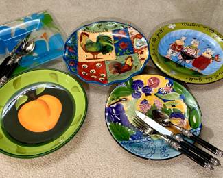 Casa Bugatti Rinascimento flatware complete settings, doesn't look ever used. Closer look at some of the dinnerware settings