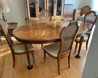 Thomasville dining room table, 6 chairs, 2 leaves and table pads