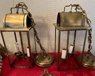 WONDERFUL COLLECTION OF HIGH QUALITY CLASSIC BRASS SCONCES AND LIGHT FIXTURES