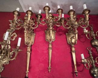 WONDERFUL COLLECTION OF HIGH QUALITY CLASSIC BRASS SCONCES AND LIGHT FIXTURES