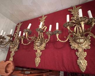 WONDERFUL COLLECTION OF HIGH QUALITY CLASSIC BRASS SCONCES AND LIGHT FIXTURES