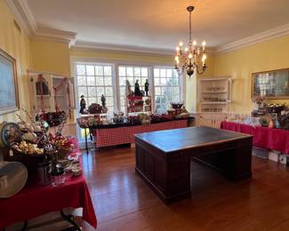 ROOM FULL OF HOLIDAY DECOR