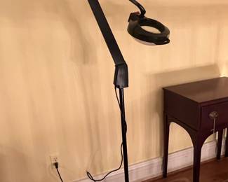 MAGNAFYING LAMP