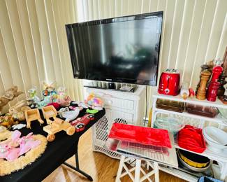 More Wicker, appliances, and TV