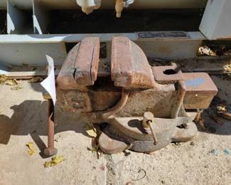 #1119 • Bench Vice
