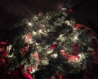 Long, illuminated Garland