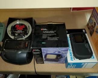 #10596 • 4 Radios, 1 Stereophone Receiver
