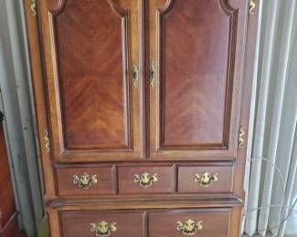 #11012 • Univeral Bedroom Furniture, Armire Dresser
