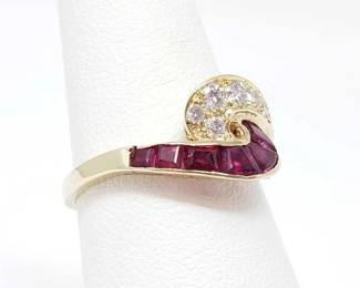 #657 • 14k Gold Ring With Rubies And Diamonds,2.6g
