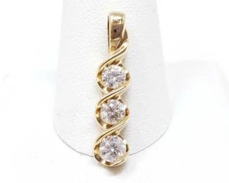 #688 • 14k Gold Pendant With Diamonds, 2.7g
