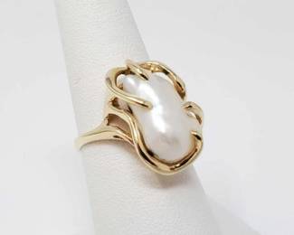 #672 • 14k Gold Ring With Pearl, 5.2g
