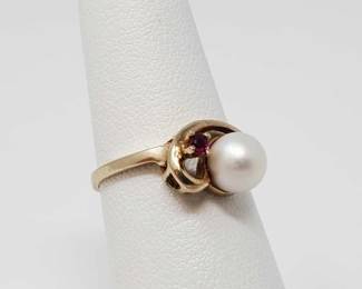 #678 • 10k Gold Ruby/Pearl Ring, 1.9g
