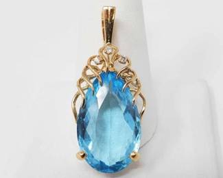 #538 • 14k Gold Pendant With Diamonds,8.3g
