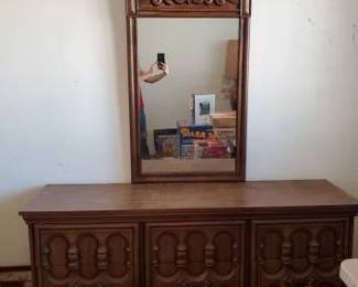 #13018 • Bedroom Furniture Set, 2 Night Stands, 2 Lamps, and Dresser
