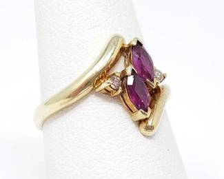 #656 • 14k Gold Ring With Diamond And Rubies, 3.3g
