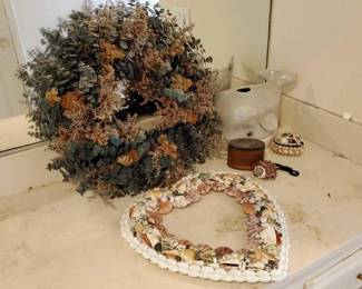 #9532 • Tissue Dispenser, Wall Decor, Jewelry Boxes, Sea Shell Key Chain
