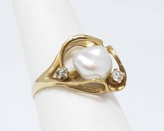#671 • 14k Gold Ring With Diamonds, 3g
