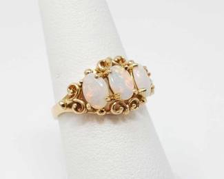 #673 • 14k Gold Opal Ring, 2.9g
