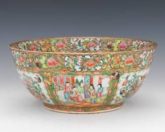 Chinese Antique Rose Medallion Monumental Heavy Porcelain Centrepiece Bowl, Qing Dynasty, ca. 19th Century 