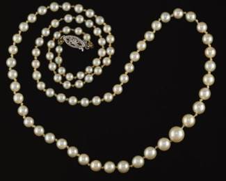 Ladies Gold and Graduated Matinee Pearl Necklace 