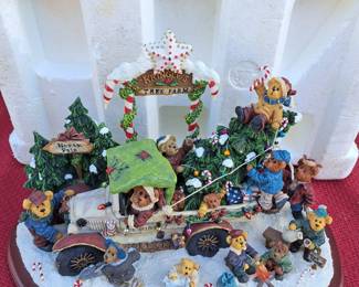 LARGE BOYDS BEARS FIGURINE