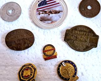 VINTAGE PINS CHAUFFERS & TOKENS LOT