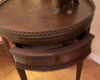 Vintage Baker Oval Side Table, Beautiful Table