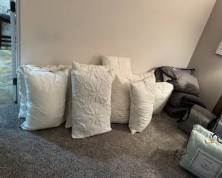 Lots of really great pillows lots and lots of sheets and towels