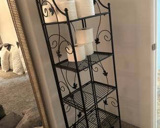 Cute stand toilet paper included :-)