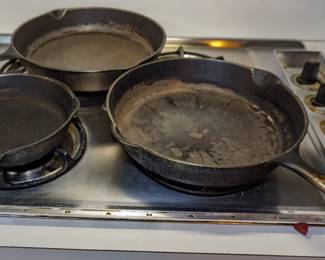 Cast iron skillets that include Wagner and Griswold